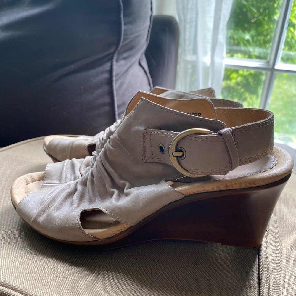 Earth “bonsai too” tan leather wedges